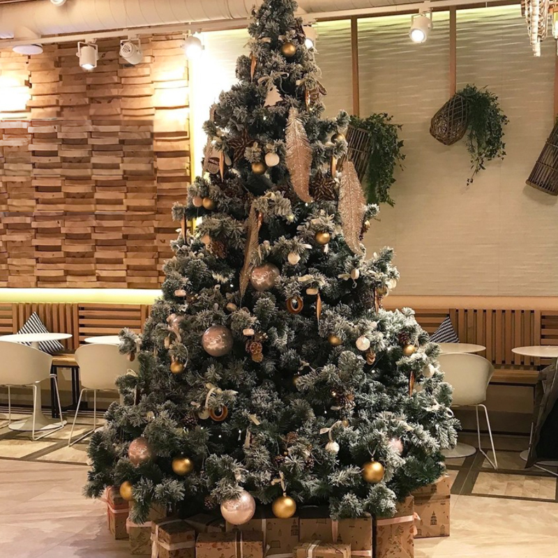 Дизайнерская  Елка с Золотым новогодним декором Christmas Tree Golden Feathers Золотой Зеленый в Казани | Loft Concept 