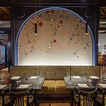 Обои ручная роспись Falling Flowers Standard colourway on Pale Grey dyed silk варинант исполнения - 1 | Loft Concept в Казани