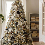 Дизайнерская Елка украшенная шарами в бежевых тонах и декором в виде белых цветов и шишек варинант исполнения - 1 | Loft Concept в Казани