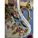 Ваза белого цвета из фарфора с цветочным рисунком и бронзовыми ручками с фигурками птиц Eden Garden porcelain and bronze варинант исполнения - 4 | Loft Concept в Казани