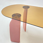 Обеденный стол со стеклянной столешницей и розовыми ножками с тканевой обивкой Wrigley варинант исполнения - 4 | Loft Concept в Казани