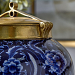Ваза с насыщенным синим орнаментом и золотой крышкой Blue & White Ornament  варинант исполнения - 3 | Loft Concept в Казани