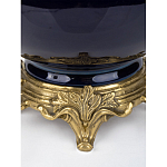 Ваза темно-синяя фарфоровая на бронзовой подставке с ажурным ободком и изогнутыми ручками Eden Garden варинант исполнения - 3 | Loft Concept в Казани