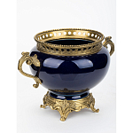 Ваза темно-синяя фарфоровая на бронзовой подставке с ажурным ободком и изогнутыми ручками Eden Garden варинант исполнения - 2 | Loft Concept в Казани