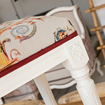 Банкетка одноместная из массива бука бежевая с растительным орнаментом Raffael Beige Floral Banquette варинант исполнения - 2 | Loft Concept в Казани