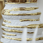 Ваза белая с рельефной поверхностью и золотыми полосами Vase Beehive варинант исполнения - 3 | Loft Concept в Казани