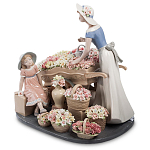 Статуэтка фарфоровая Девушка и маленькая девочка с цветами Charming Statuette варинант исполнения - 1 | Loft Concept в Казани
