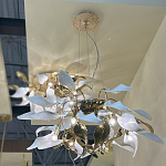 Люстра подвесная с белыми матовыми и золотыми глянцевыми листьями Wintery flovers варинант исполнения - 4 | Loft Concept в Казани