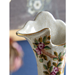 Ваза белого цвета из фарфора с цветочным рисунком и бронзовыми ручками с фигурками птиц Eden Garden porcelain and bronze варинант исполнения - 5 | Loft Concept в Казани