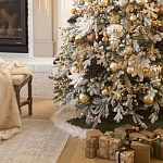 Дизайнерская Елка украшенная шарами в бежевых тонах и декором в виде белых цветов и шишек варинант исполнения - 2 | Loft Concept в Казани