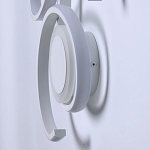 Бра белого цвета с изогнутыми световыми линиями и круглым основанием Luke Lampco Tracer Lamp варинант исполнения - 6 | Loft Concept в Казани