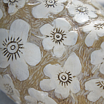 Статуэтка курица с резными белыми цветами на бежевой фактурной поверхности Rustic Chicken варинант исполнения - 2 | Loft Concept в Казани