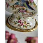 Ваза белого цвета из фарфора с цветочным рисунком и бронзовыми ручками с фигурками птиц Eden Garden porcelain and bronze варинант исполнения - 3 | Loft Concept в Казани