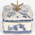 Фарфоровая шкатулка с бронзовой стрекозой Blue and White варинант исполнения - 2 | Loft Concept в Казани