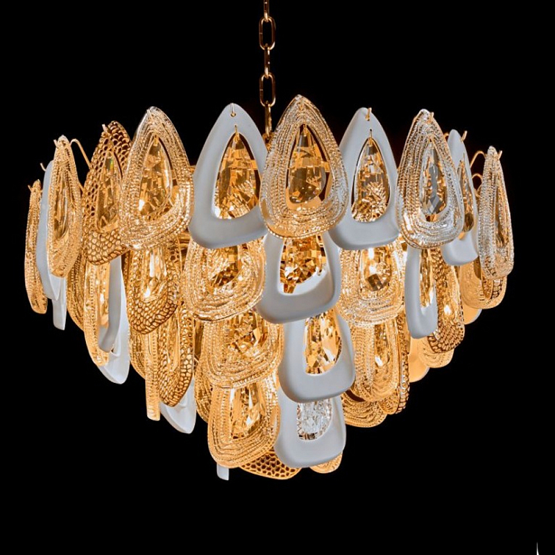 Люстра с многослойными белыми и прозрачными подвесками Character Chandelier Золотой Прозрачный Белый Люстра с многослойными белыми и прозрачными подвесками Character Chandelier Золотой Прозрачный Белый в Казани | Loft Concept
